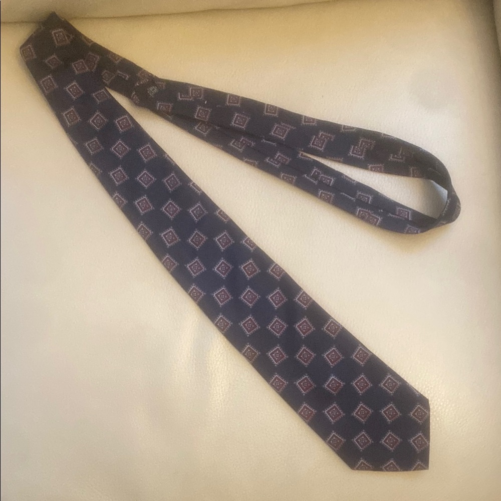 Sophisticated Blue and Red Geometric Tie